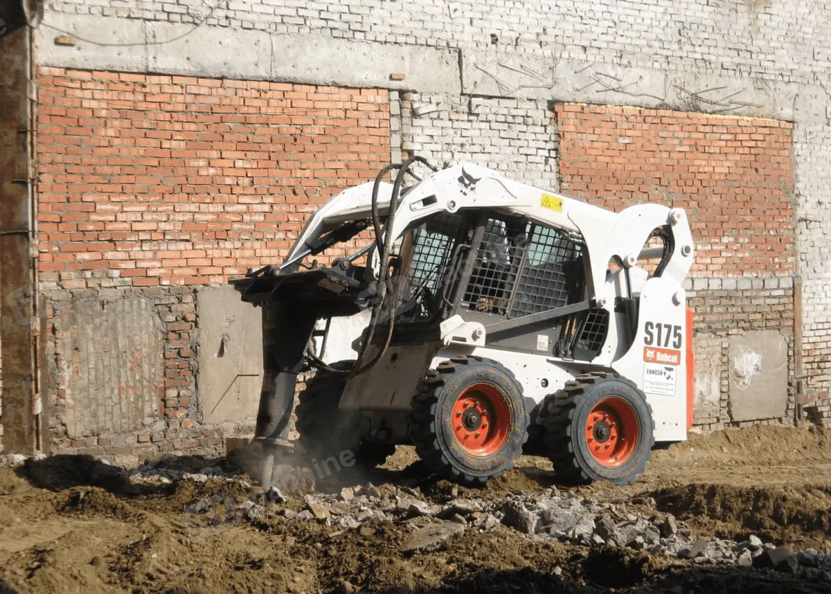 Мини-погрузчик Bobcat с гидромолотом и буром
