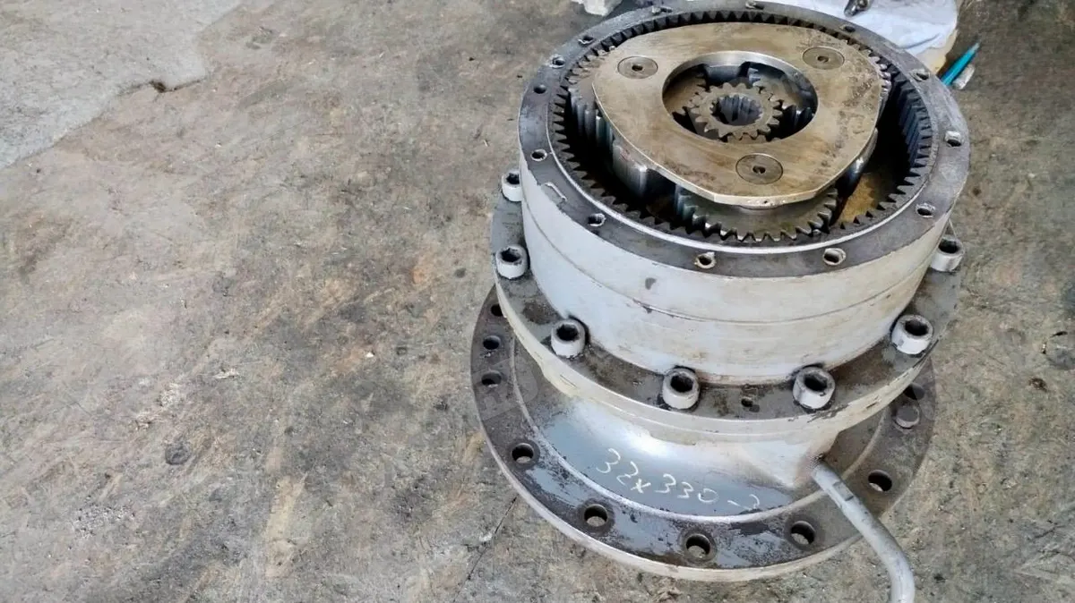 Редуктор поворота на Hitachi ZX330
